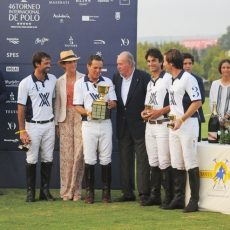 El Rey don Juan Carlos entrega a Ayala Polo Team la Copa de Oro Santa María Polo Club