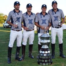 Ayala Polo alza la copa de Campeón del Memorial SM El Rey D. Alfonso XIII