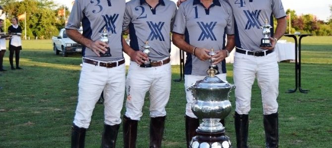 Ayala Polo alza la copa de Campeón del Memorial SM El Rey D. Alfonso XIII